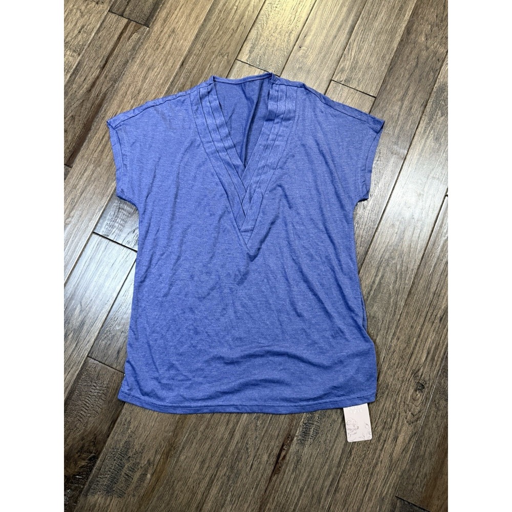 Emery Rose Women's V-Neck T-Shirt Size‎ Medium New With Tags
